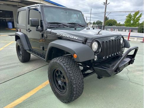 Used 2017 Jeep Wrangler Rubicon w/ Power Convenience Group AWD/4WD image 3
