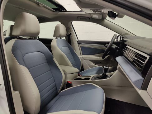 Used 2026 Volkswagen Jetta SE FWD image 4