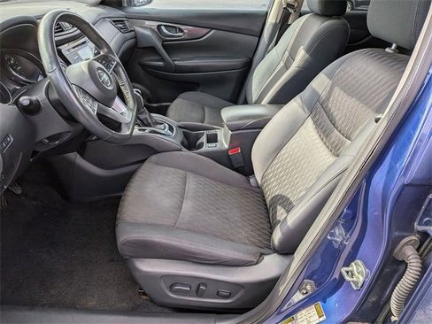 Used 2017 Nissan Rogue SV w/ SV Family Package image 15