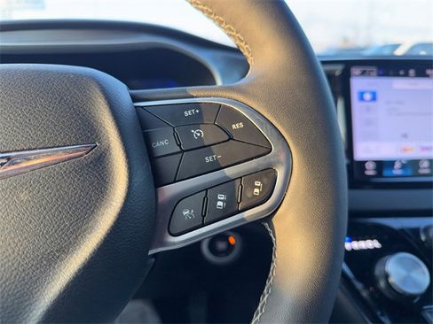 Used 2025 Chrysler Pacifica Select image 12