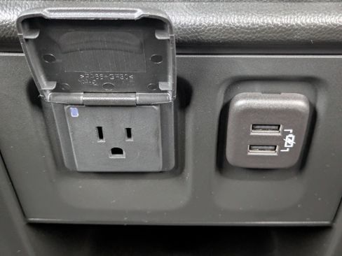 Used 2023 Chevrolet Traverse High Country image 11