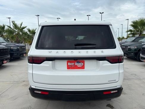 Used 2024 Jeep Wagoneer Series II w/ Flexible Seating Group RWD image 5