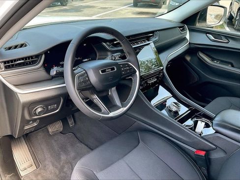 Used 2023 Jeep Grand Cherokee Laredo AWD/4WD image 8