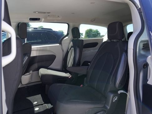 Used 2023 Chrysler Voyager LX FWD image 4