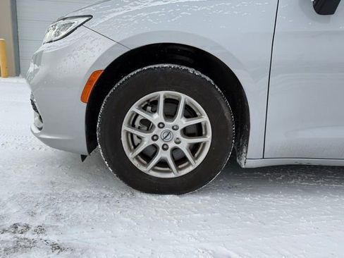 Used 2024 Chrysler Pacifica Touring-L image 34