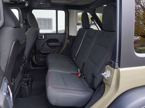 Used 2025 Jeep Wrangler Unlimited Rubicon image 12