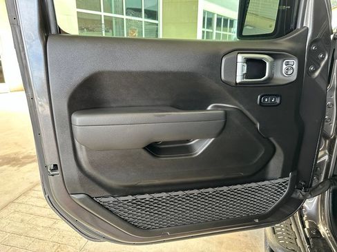 Used 2025 Jeep Gladiator Sport AWD/4WD image 11