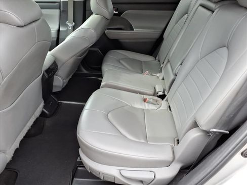 Used 2023 Toyota Highlander XLE FWD image 14
