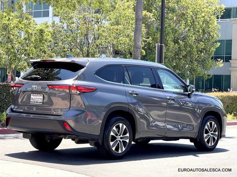 Used 2021 Toyota Highlander XLE image 4