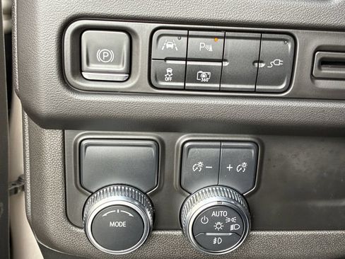 Used 2022 GMC Yukon XL SLT w/ SLT Luxury Package RWD image 10