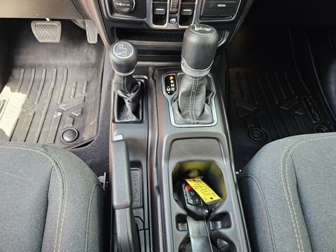 Used 2024 Jeep Wrangler Unlimited Sahara AWD/4WD image 26