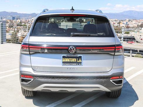 New 2025 Volkswagen Taos SE w/ Panoramic Sunroof Package image 7