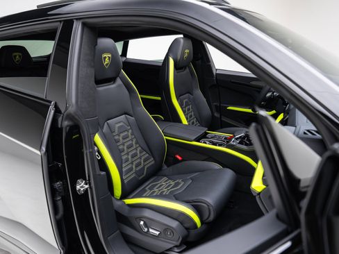 Used 2025 Lamborghini Urus SE image 34