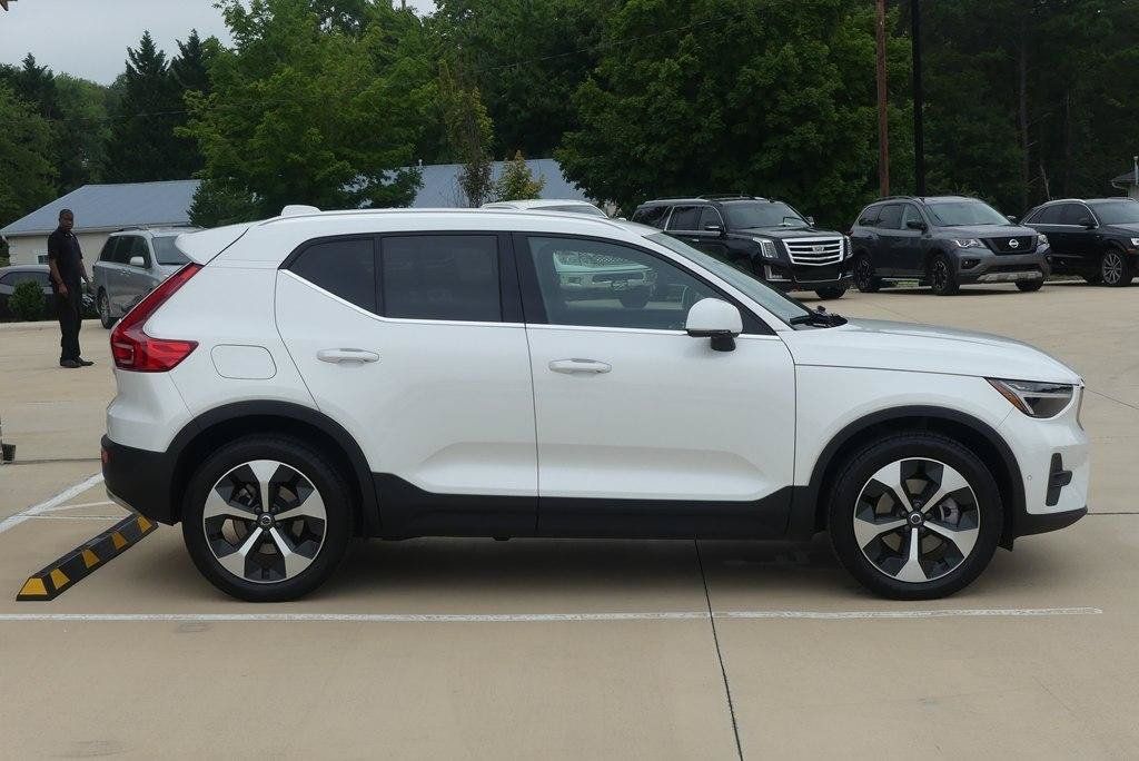 Used 2024 Volvo XC40 B5 Plus AWD/4WD image 6