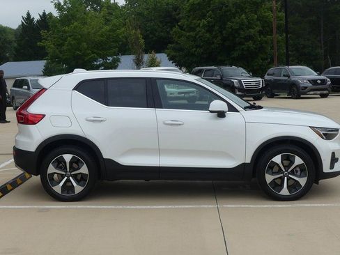 Used 2024 Volvo XC40 B5 Plus AWD/4WD image 6