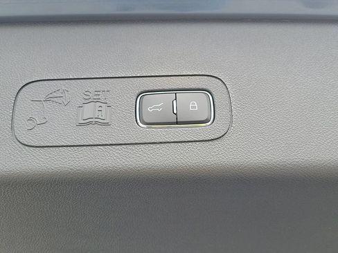 Used 2025 Lincoln Aviator AWD image 11