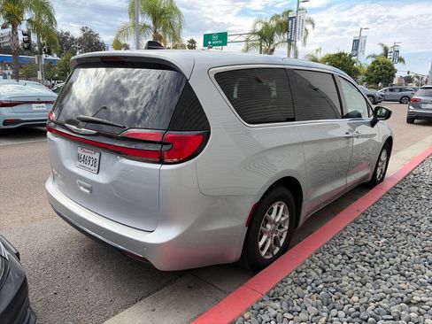 Used 2024 Chrysler Pacifica Touring-L FWD image 3