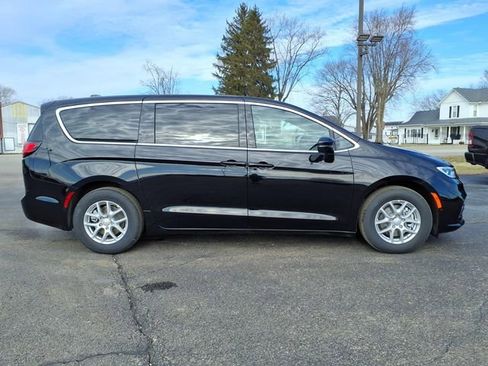 New 2026 Chrysler Pacifica Select image 8