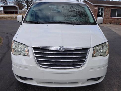 Used 2010 Chrysler Town & Country Touring image 9