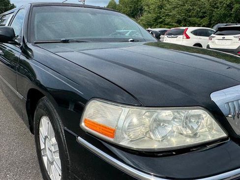 Used 2008 Lincoln Town Car Executive RWD image 26