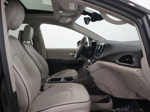 Used 2018 Chrysler Pacifica Limited w/ Advanced Safetytec Group FWD image 13
