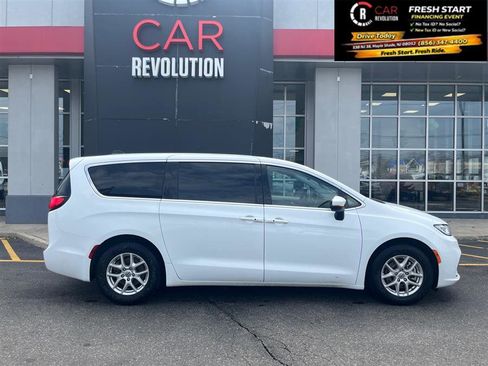 Used 2023 Chrysler Pacifica Touring-L image 7