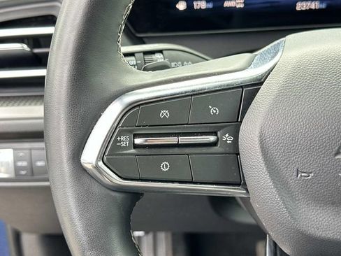 Used 2025 Chevrolet Traverse LT image 27