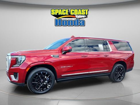 Used 2022 GMC Yukon XL Denali w/ Denali Premium Package image 9