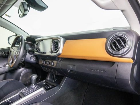 Used 2020 Toyota Tacoma SR5 image 18