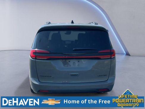 Used 2025 Chrysler Pacifica Limited FWD image 5