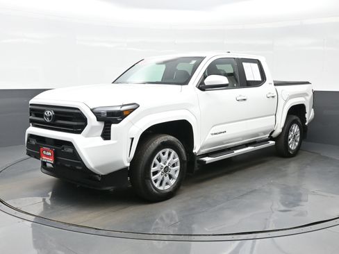 Used 2025 Toyota Tacoma SR5 AWD/4WD image 2