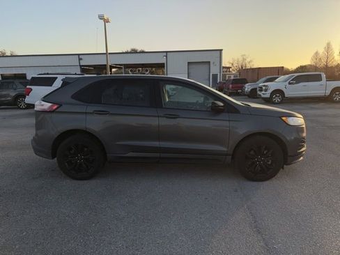 Used 2024 Ford Edge SE w/ Black Appearance Package image 4