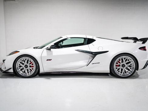 Used 2023 Chevrolet Corvette Z06 w/ Z07 Performance Package RWD image 6