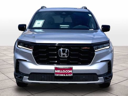 Used 2025 Honda Pilot TrailSport image 3