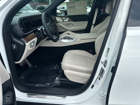 New 2026 Mercedes-Benz GLS 580 4MATIC image 9