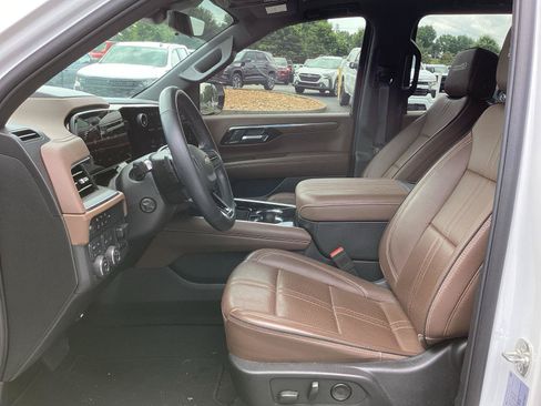 Used 2025 Chevrolet Suburban High Country AWD/4WD image 10