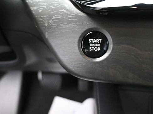 Used 2025 Nissan Murano SV AWD/4WD image 17