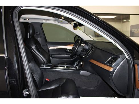 Used 2021 Volvo XC90 T5 Momentum w/ Protection Package Premier image 24