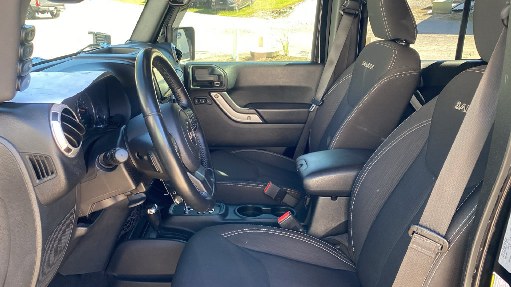 Used 2018 Jeep Wrangler Unlimited Sahara w/ Connectivity Group AWD/4WD image 16