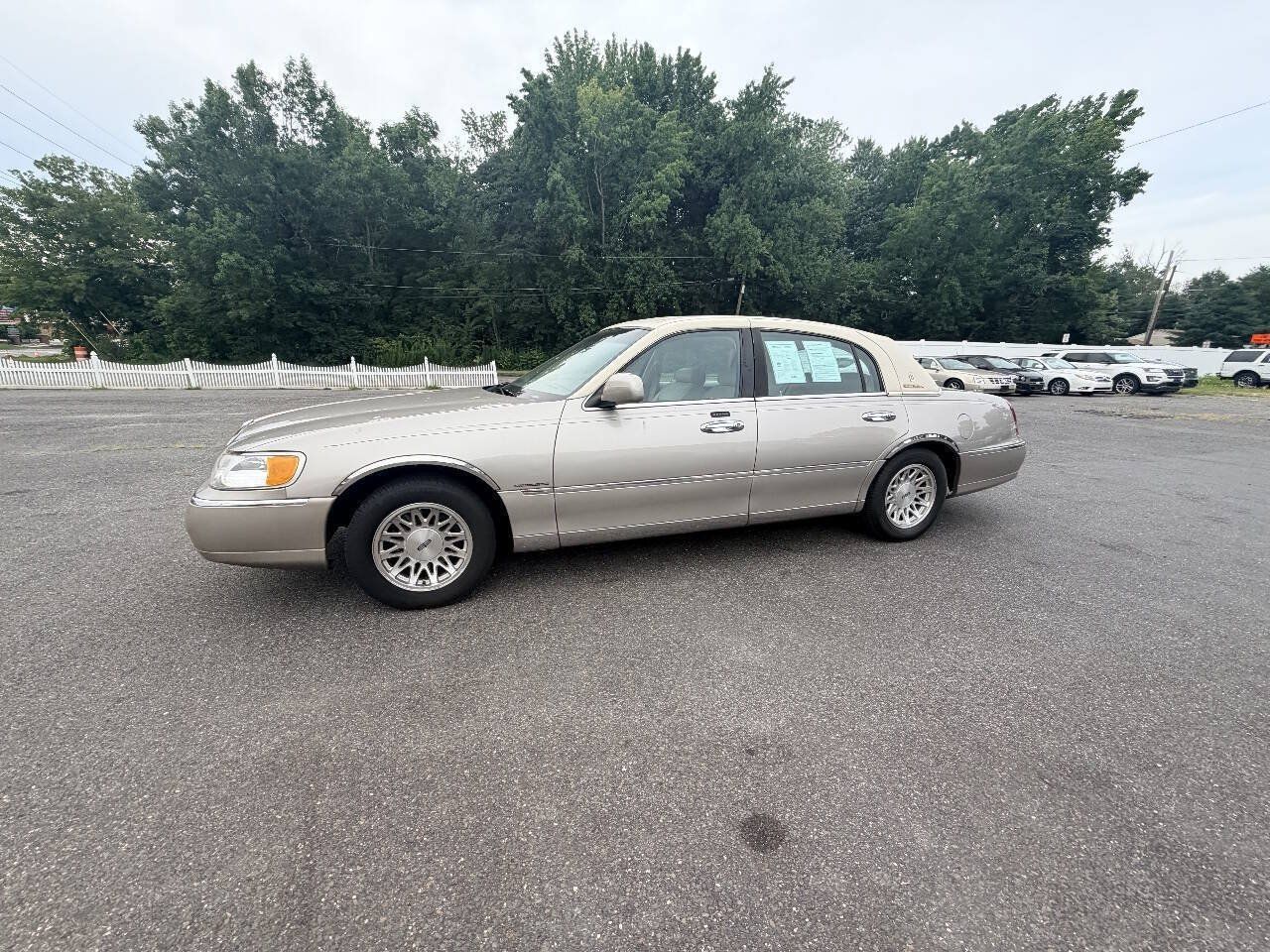 Used 1999 Lincoln Town Car Signature RWD image 44