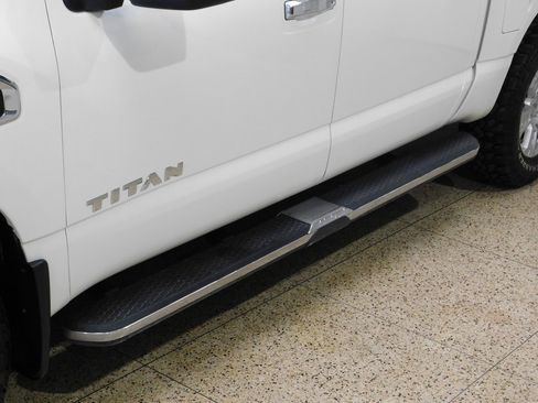 Used 2017 Nissan Titan SV image 21