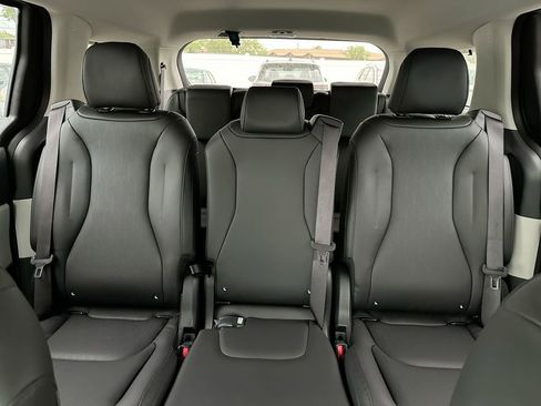 Used 2024 Kia Carnival EX FWD image 41