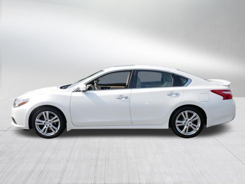 Used 2017 Nissan Altima 3.5 SL w/ 3.5SL Technology Package FWD image 4