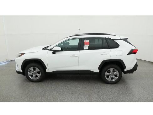 Used 2022 Toyota RAV4 XLE w/ Convenience Package FWD image 3