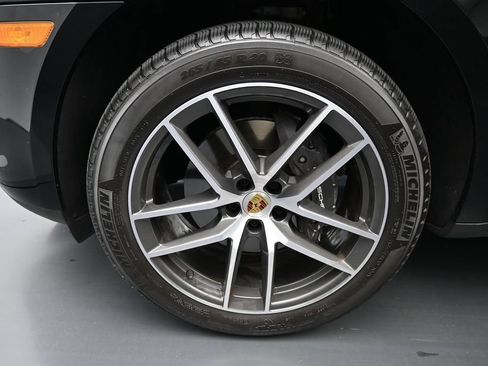 Certified 2026 Porsche Macan AWD/4WD image 9