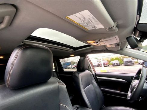 Used 2019 Toyota Highlander XLE image 20