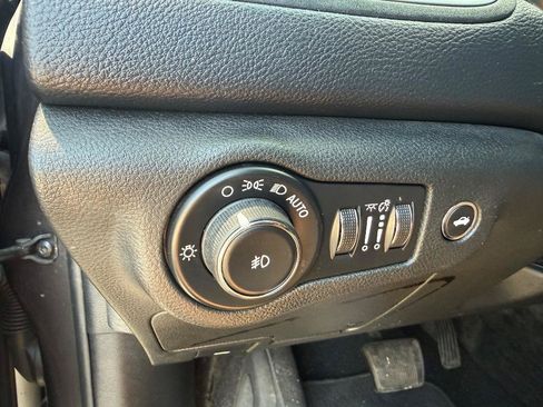Used 2015 Chrysler 200 C FWD image 21