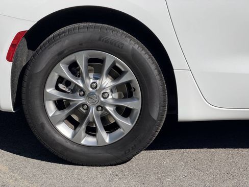 Used 2024 Chrysler Pacifica Touring-L AWD/4WD image 47