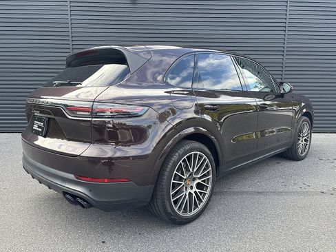 Certified 2022 Porsche Cayenne Platinum Edition image 10