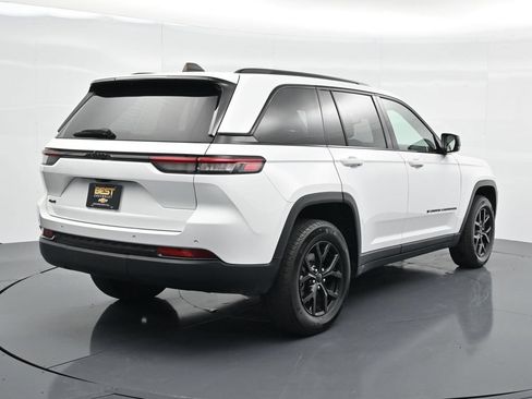 Used 2024 Jeep Grand Cherokee Altitude AWD/4WD image 7